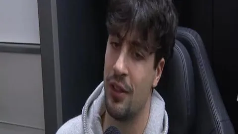 “亚冬会掀起冰雪热潮，滑雪成为时尚风向标。”